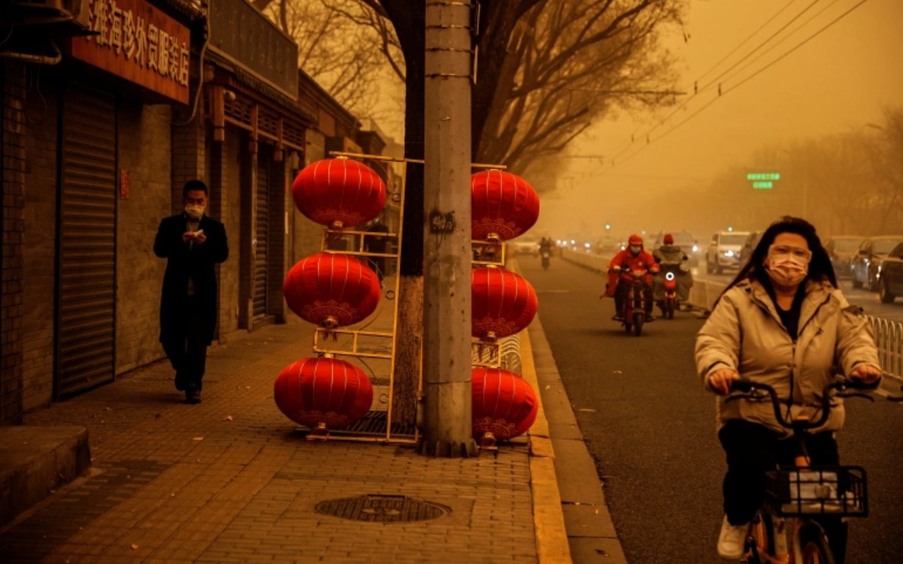 Badai Pasir, Beijing Diselimuti Kabut Asap Kuning Berbahaya