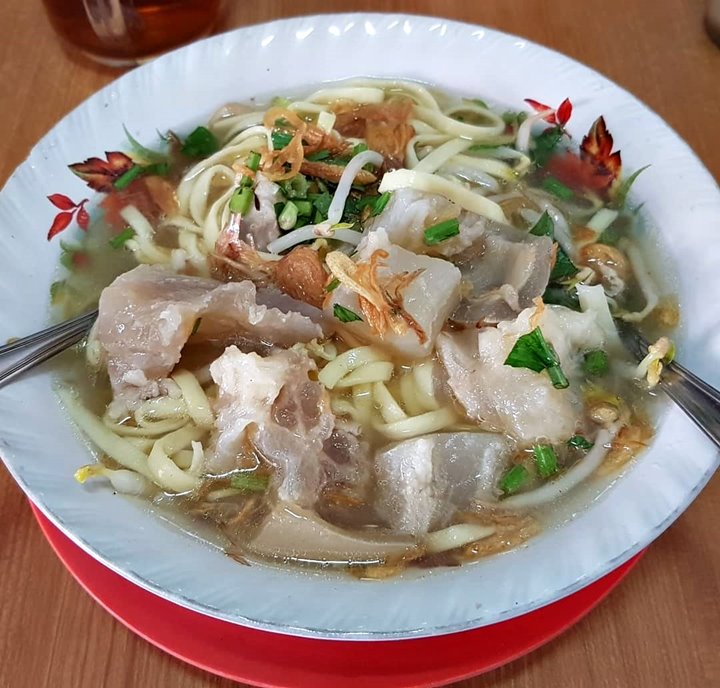 Mi Kocok dengan Irisan Kikil
