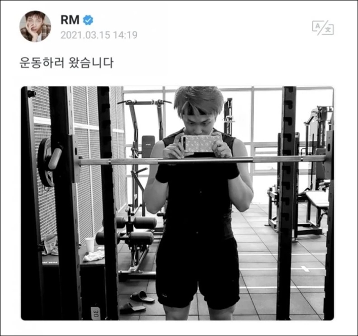 RM BTS Posting Selfie \'Meresahkan\', Casing Ponsel Curi Perhatian 1