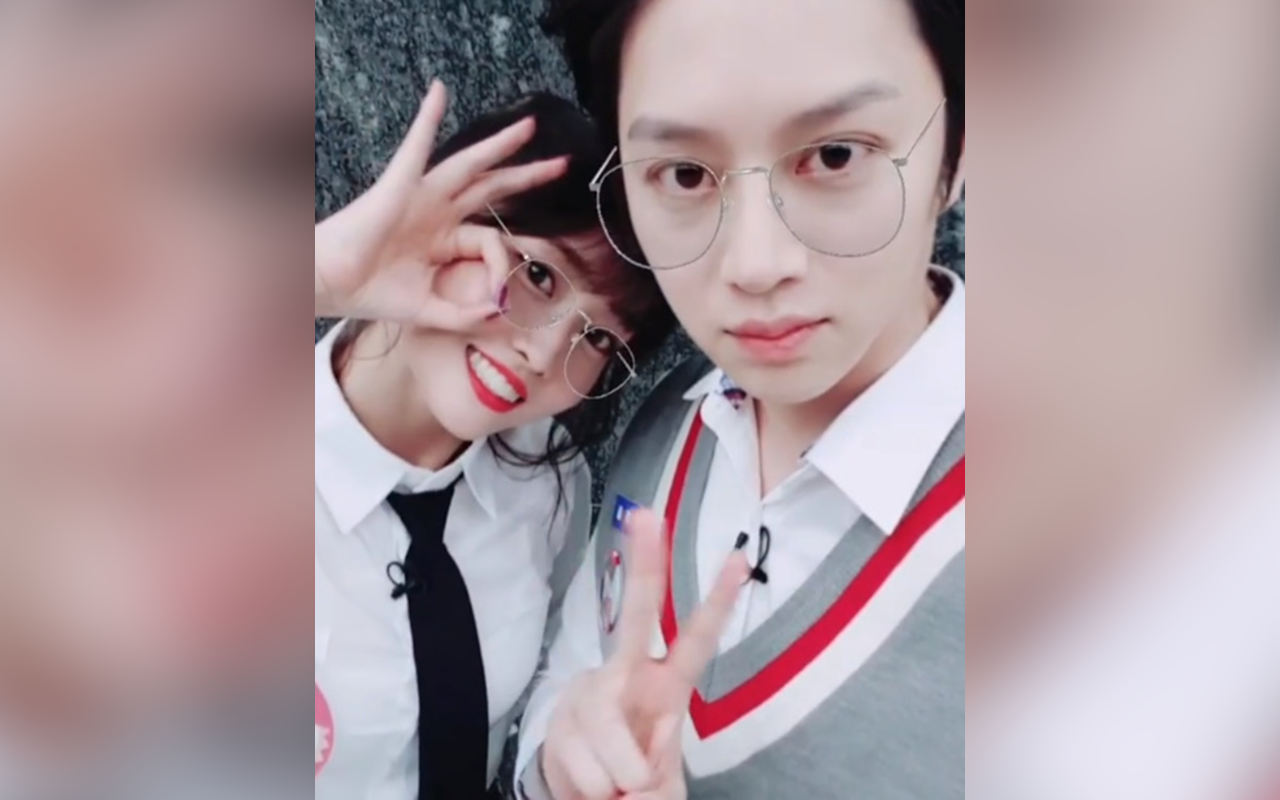 Tampil Bareng Super Junior, Pose Cantik Kim Heechul Dibilang Mirip Momo TWICE