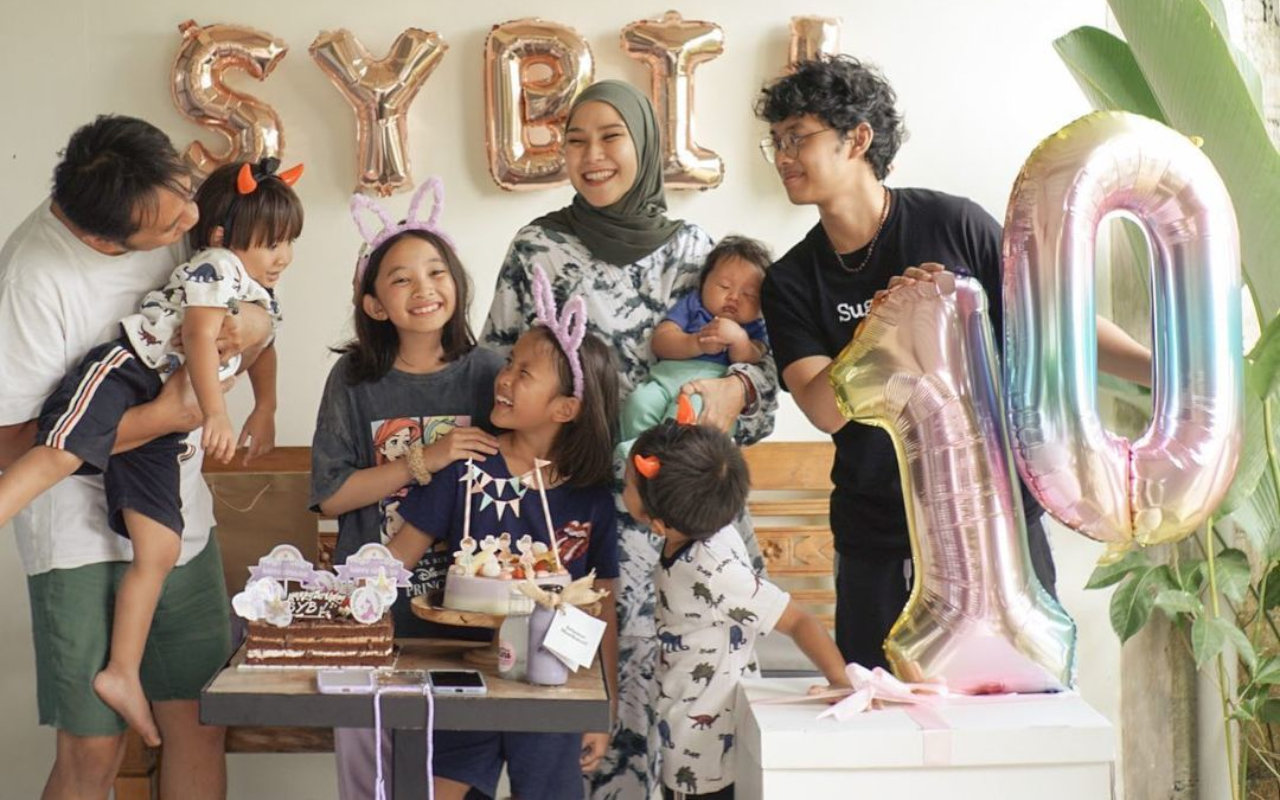 Tegang, Zaskia Adya Mecca Baru Pertama Kerja Bareng Keluarga Lengkap Dengan 6 Orang Anak
