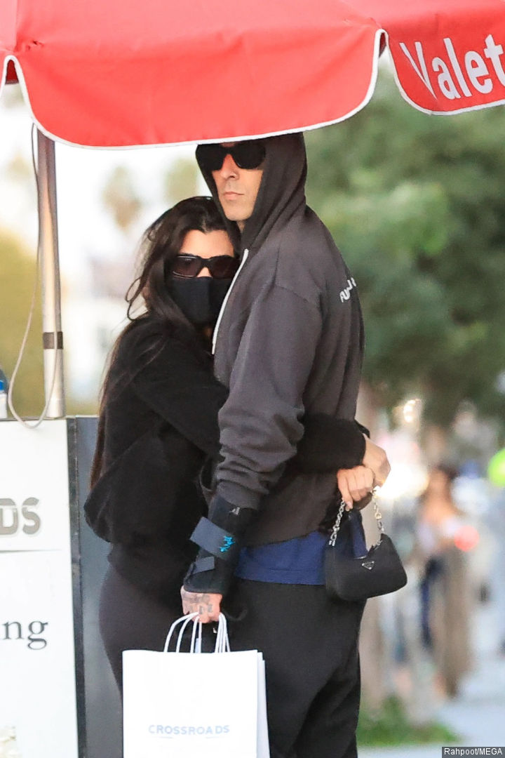 Semakin Mesra, Kourtney Kardashian Kepergok Sedang Berkencan Dengan Travis Barker
