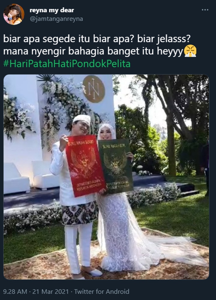 Sampai Trending, Potret Ikbal Fauzi dan Novia Giana Pamer Buku Nikah Raksasa Bikin Fans Patah Hati