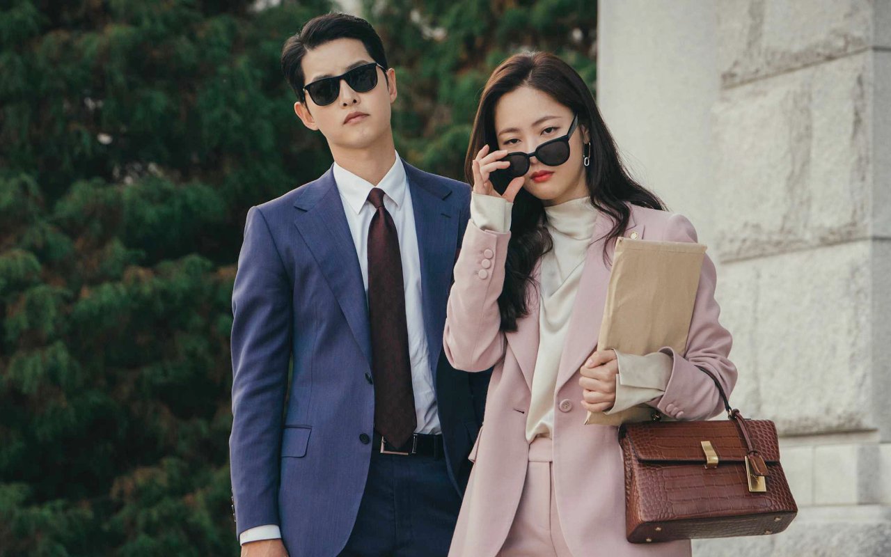 Momen Jeon Yeo Bin Lari Peluk Erat Song Joong Ki di 'Vincenzo' Jadi Perbincangan