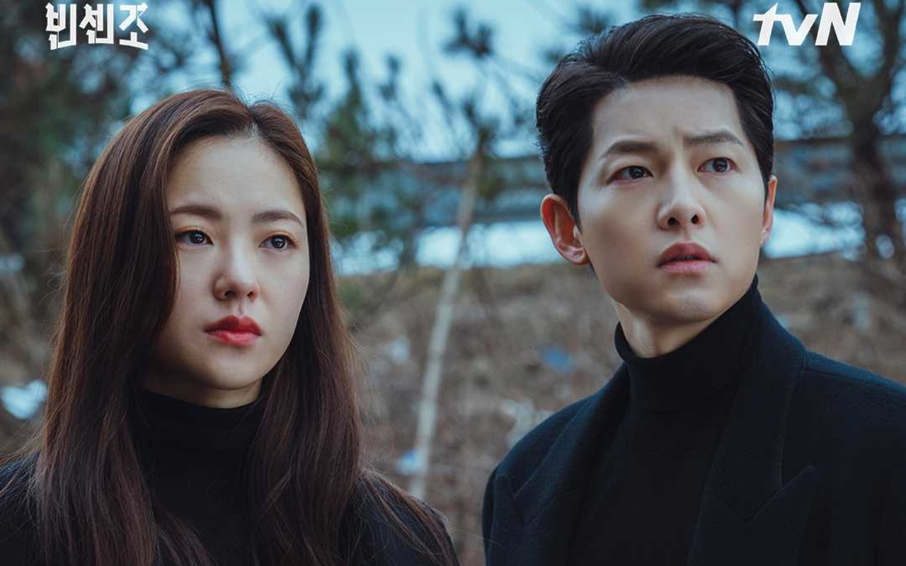 Song Joong Ki dan Jeon Yeo Bin Romantis Saat Hujan Salju 'Vincenzo' Jadi Sorotan