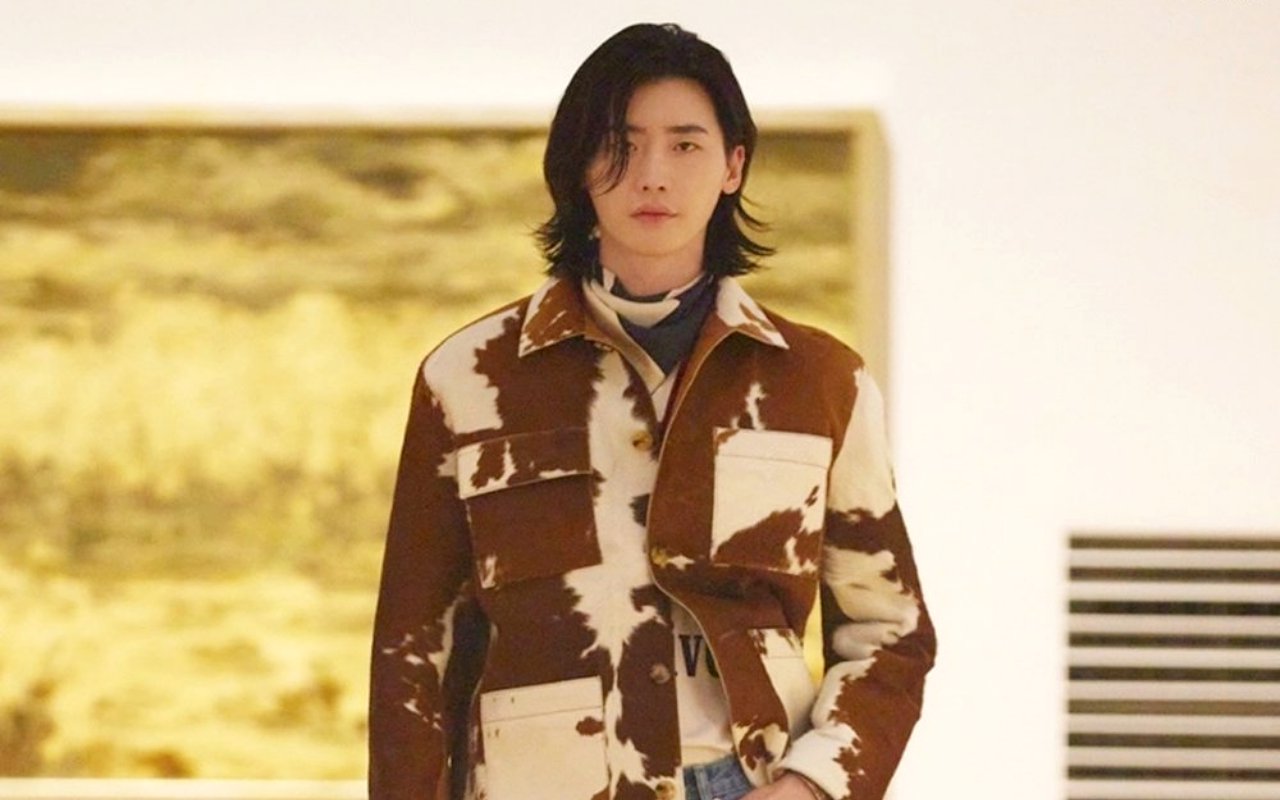 Kejutkan Banyak Orang, Lee Jong Suk Tampil dengan Rambut Gondrong di Runway Seoul Fashion Week