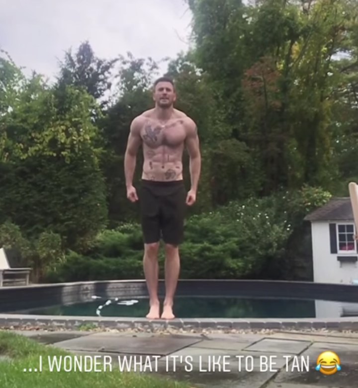 Chris Evans Buat Fans Heboh Usai Ketahuan Bagian Dadanya Penuh Tato