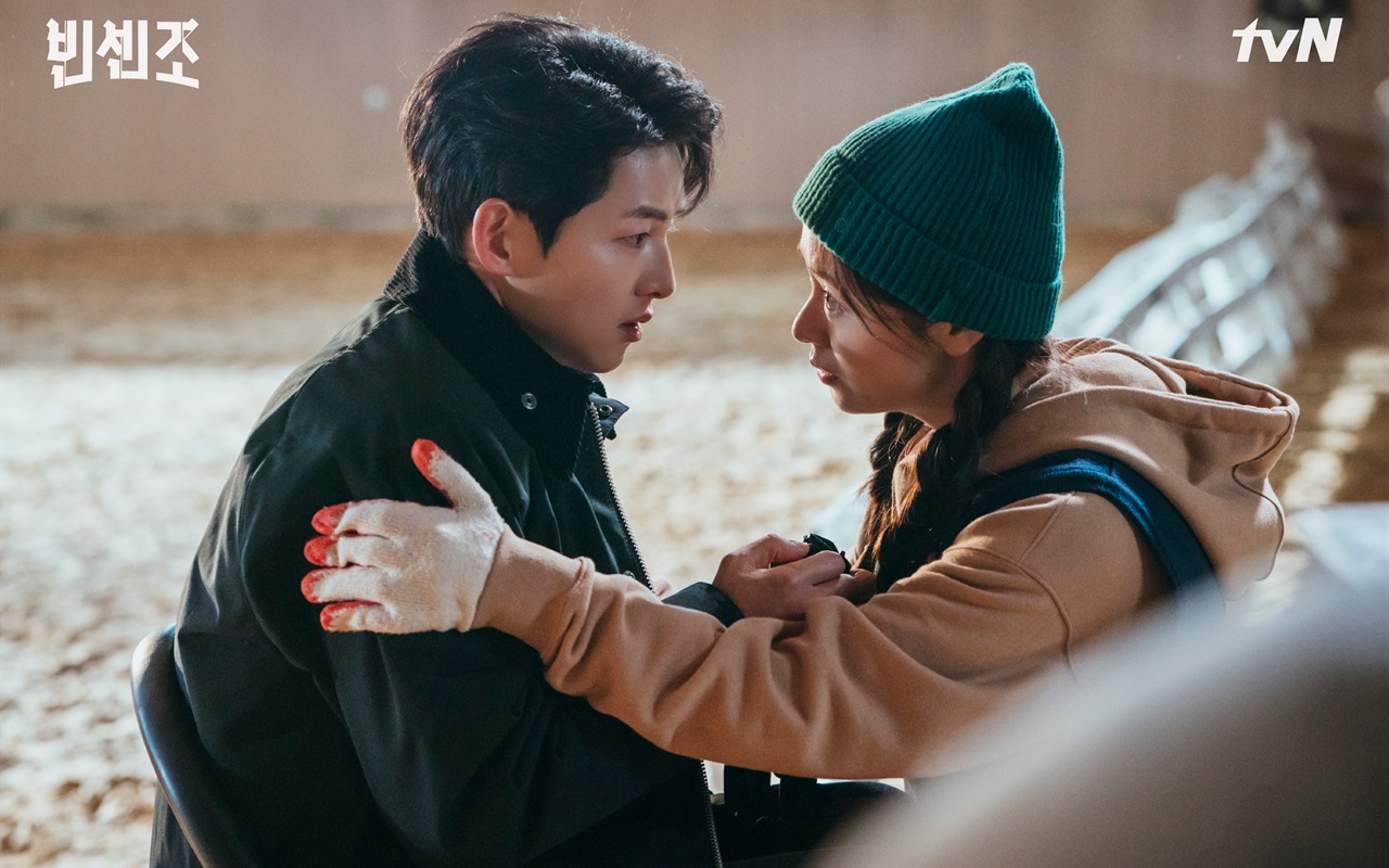 Song Joong Ki Diam-Diam Potret Jeon Yeo Bin di Lokasi 'Vincenzo', Fans Kegirangan