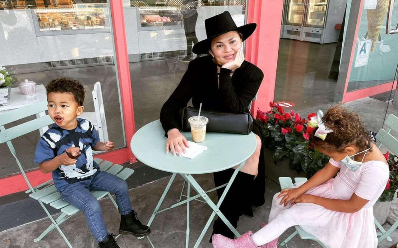 Chrissy Teigen Disebut Mirip Nenek-Nenek Karena Penampilan Barunya