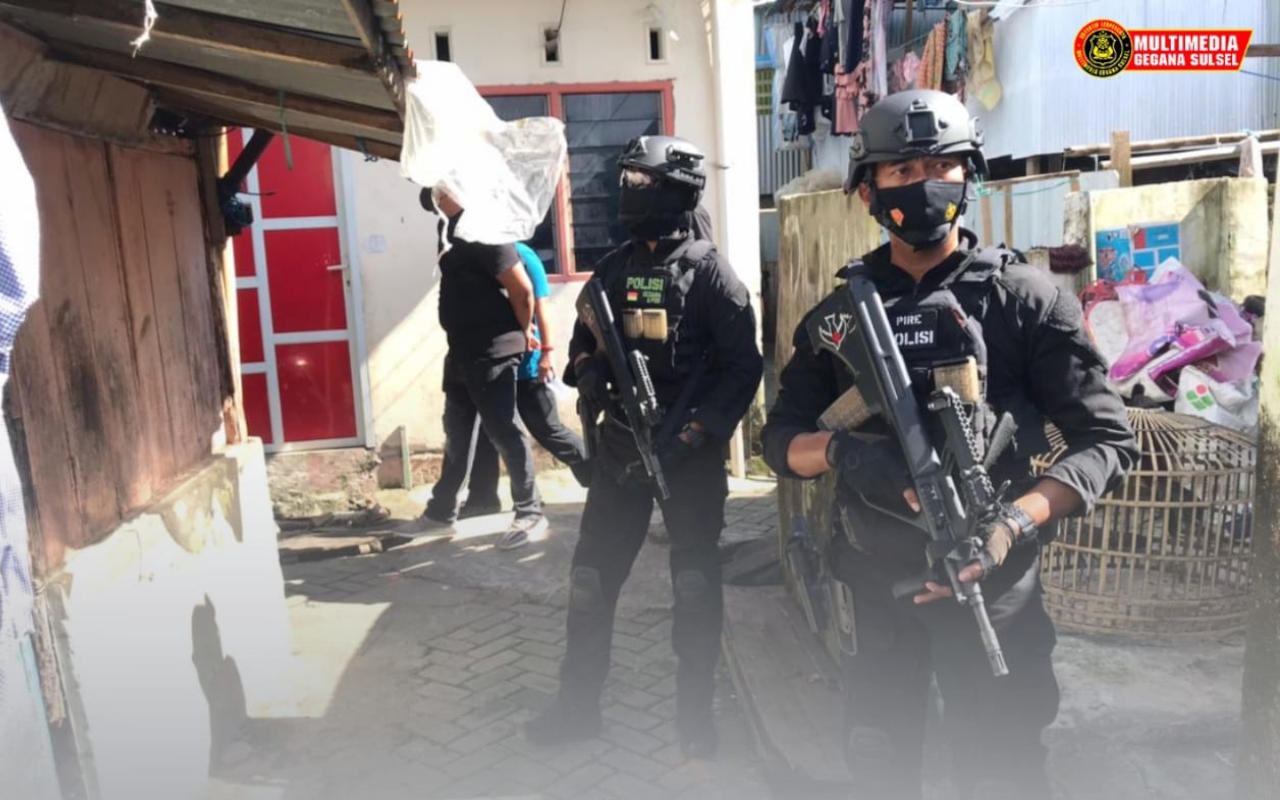 Densus 88 Bekuk 2 Terduga Teroris di Jatim, Disebut Berkaitan dengan Bom Bunuh Diri Makassar