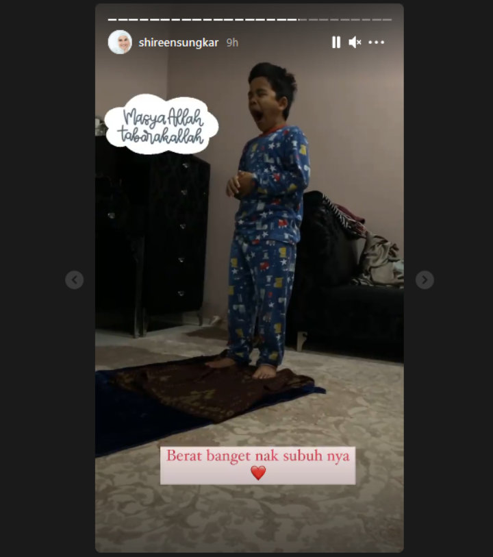 Momen Putra Shireen Sungkar Salat Subuh Sambil Tahan Kantuk Curi Perhatian, Bikin Salut