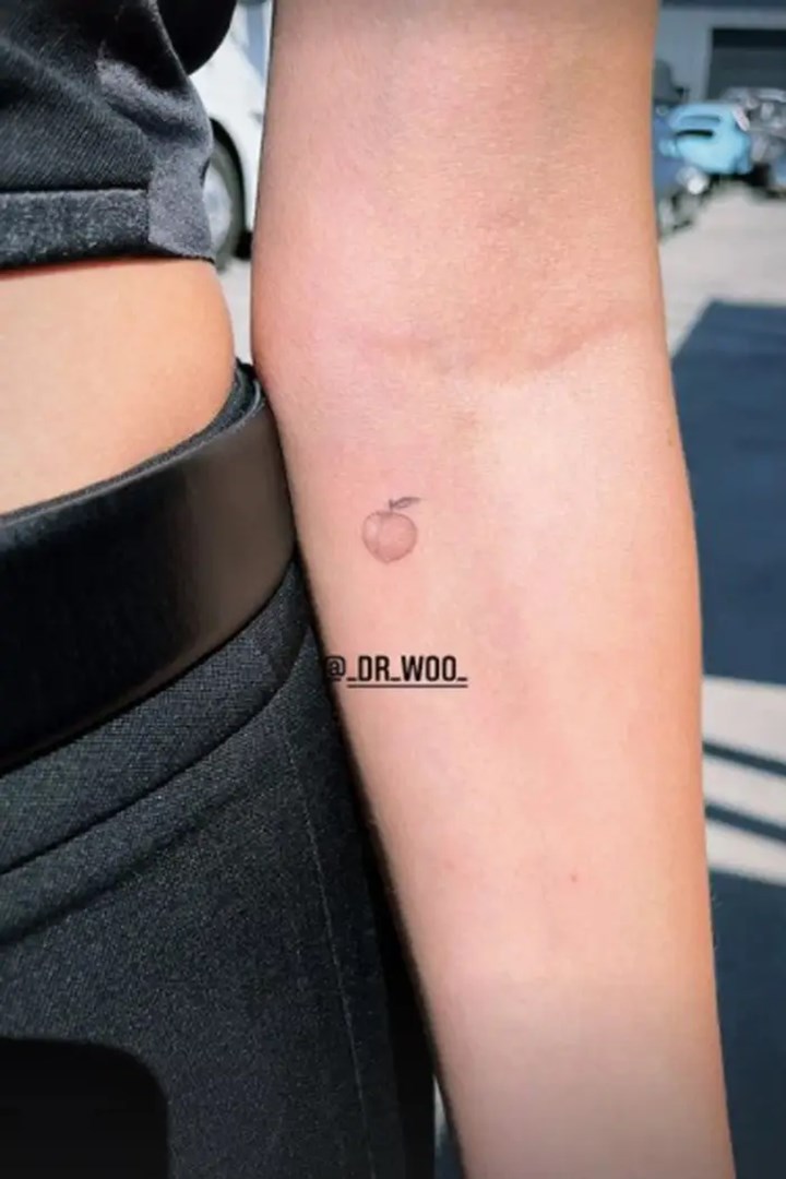 Susul Justin Bieber, Hailey Baldwin Buat Tato Baru Yang Sama