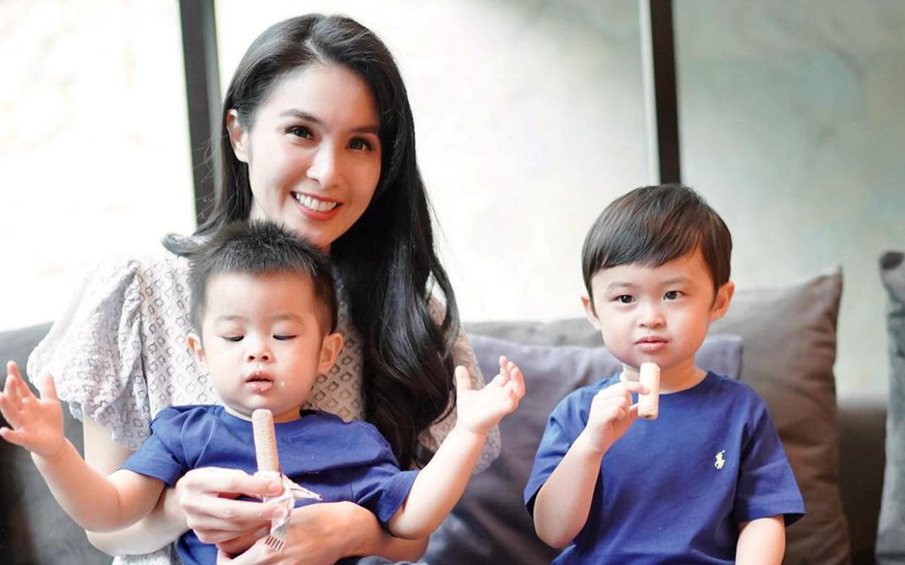 Rayakan Paskah, Sandra Dewi Pamer Foto Raphael Dan Mikhael Moeis Super Cakep 