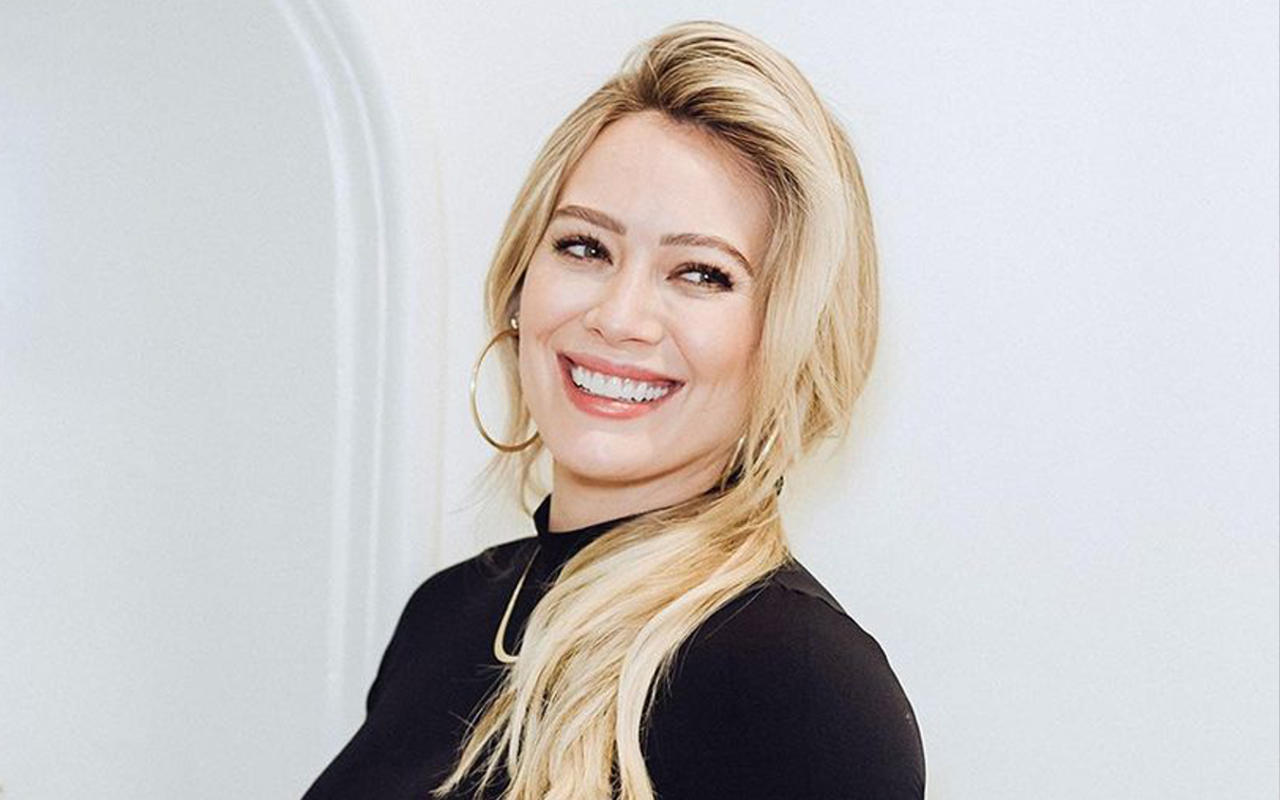 Hilary Duff Perdana Pamer Wajah Sang Bayi Pasca Lahiran