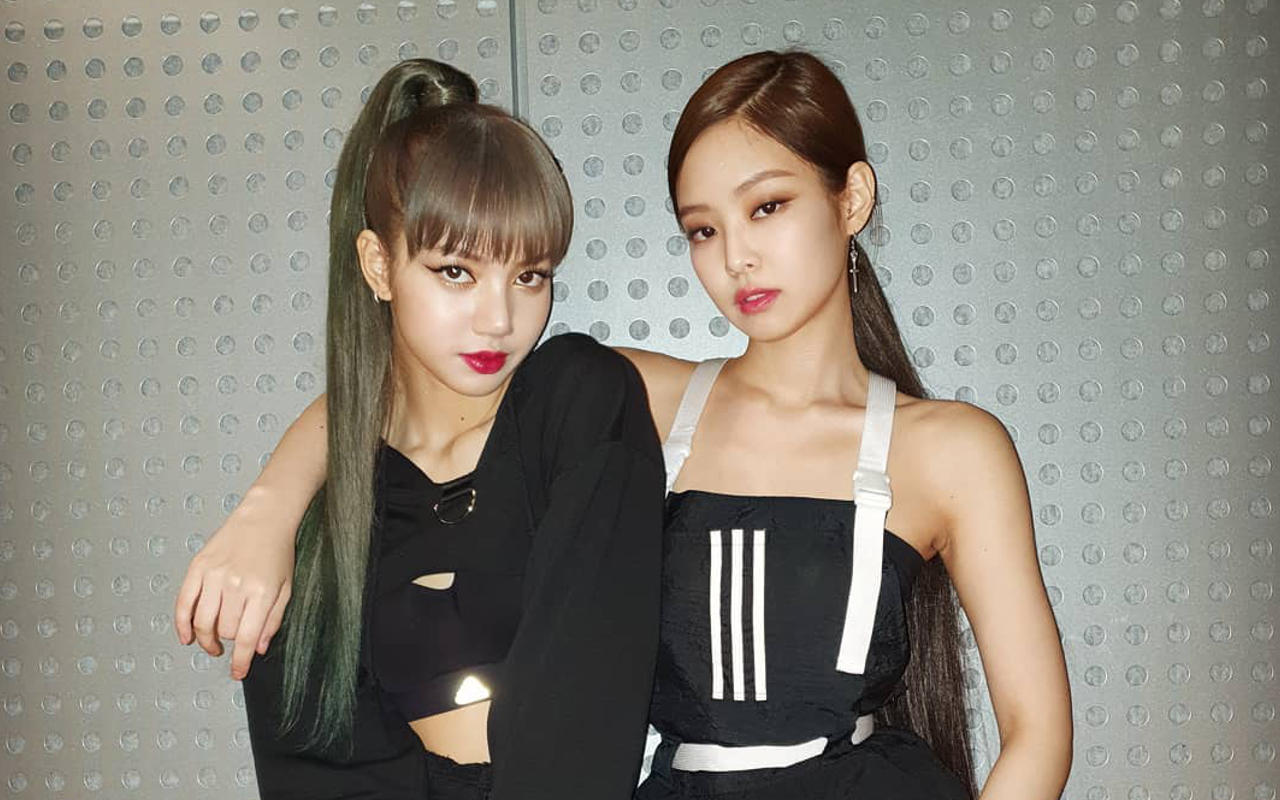 Lisa BLACKPINK Bahas Kontribusi Jennie dalam Foto-Foto di Photobooknya