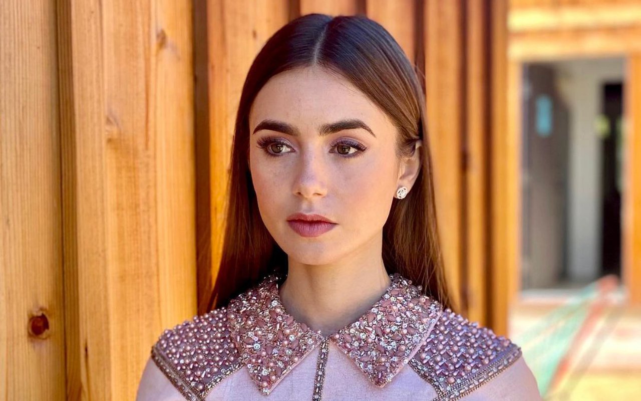 Lily Collins Kembali Curi Perhatian dengan Mini Dress Berkerah di SAG