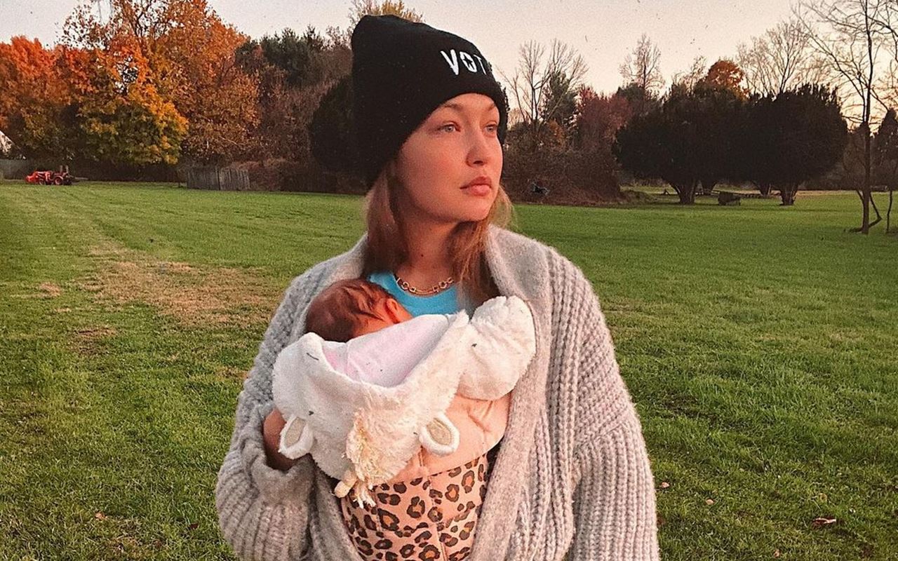 Gigi Hadid Bagikan Momen Perdana Rayakan Paskah Bareng Sang Putri, Bayi Khai Imut Pakai Kostum Ini