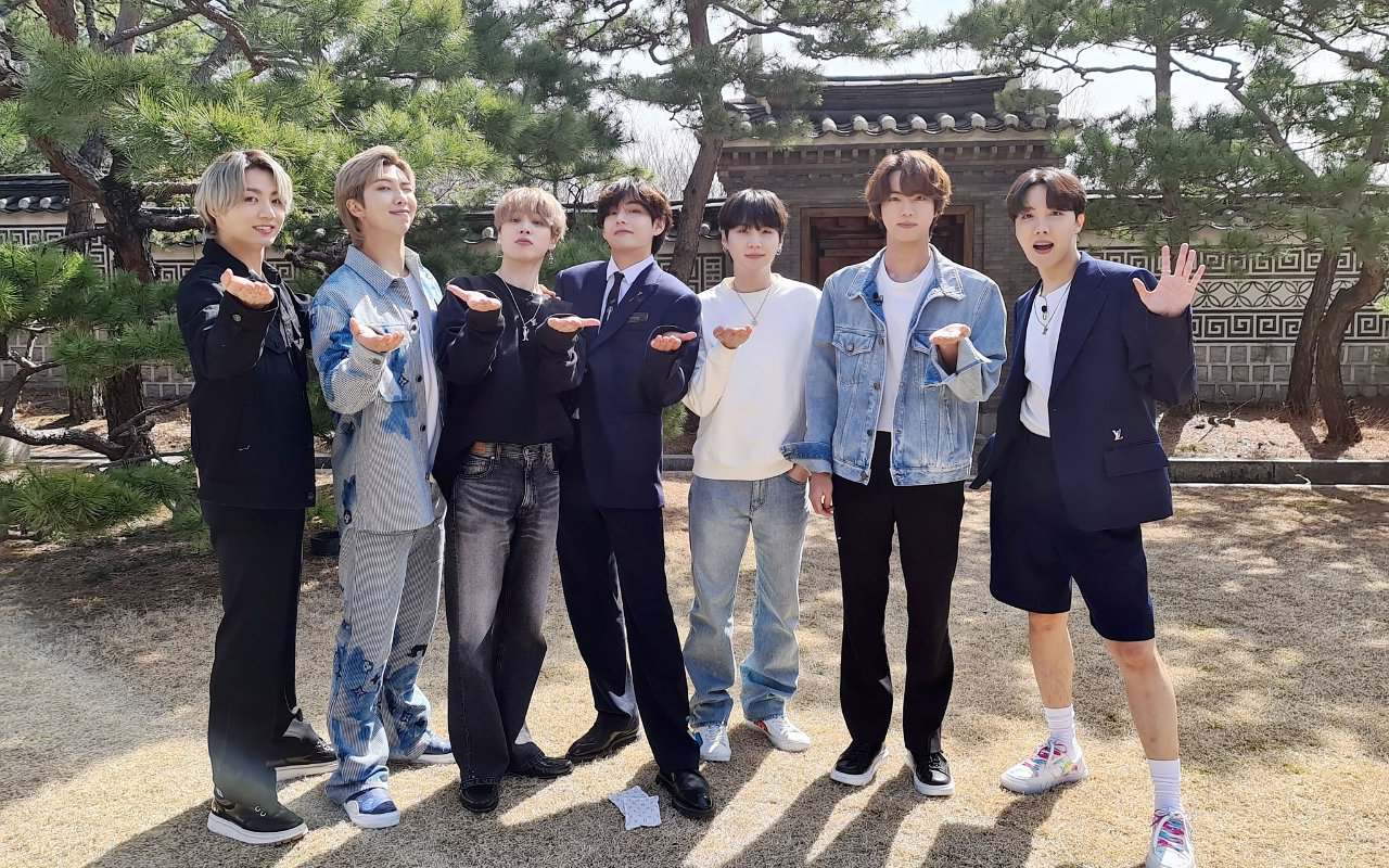 Empat Member BTS Ini Ketangkap Kamera di TPU, Intip Dandanan Santai Mereka