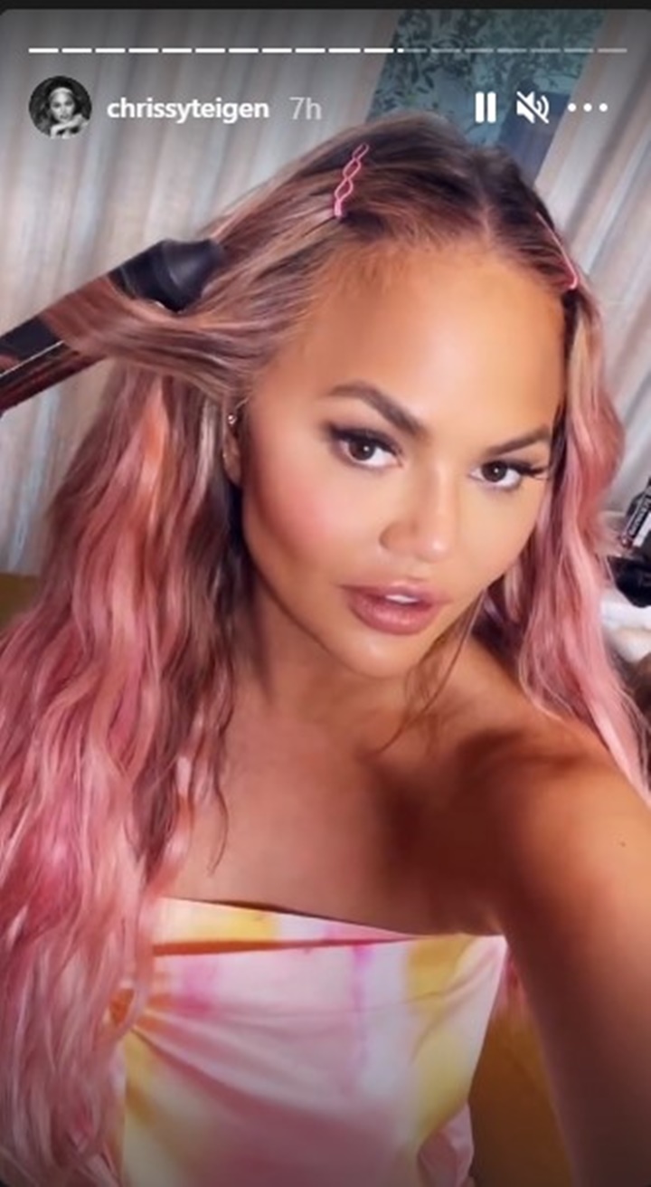 Chrissy Teigen Kembali Ubah Warna Rambut Pasca Disebut Mirip Nenek-Nenek, Gaya Barunya Bikin Takjub!