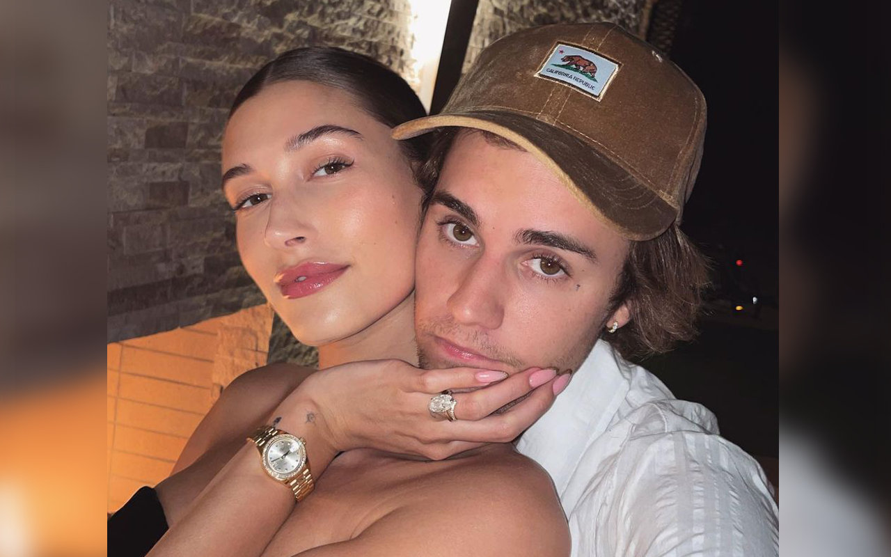 Hailey Baldwin Memuji Justin Bieber Sebagai Sosok Pria Dewasa, Akui Tak Bisa Seperti Sang Suami