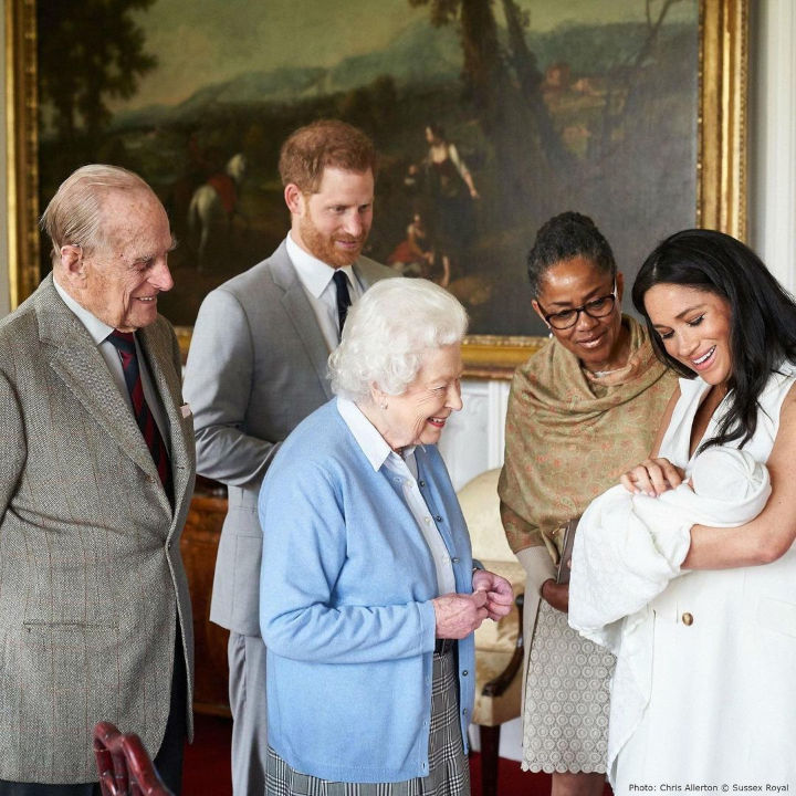 Pangeran Philip Menengok Cicitnya dari Pangeran Harry dan Meghan Markle