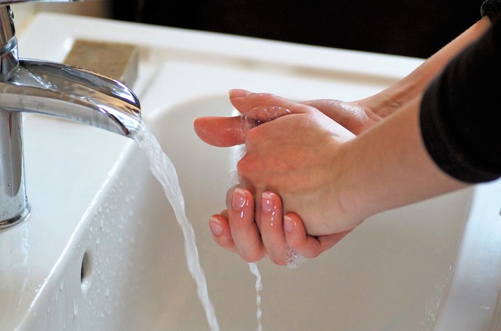 Merias Wajah Tanpa Mencuci Tangan Terlebih Dahulu