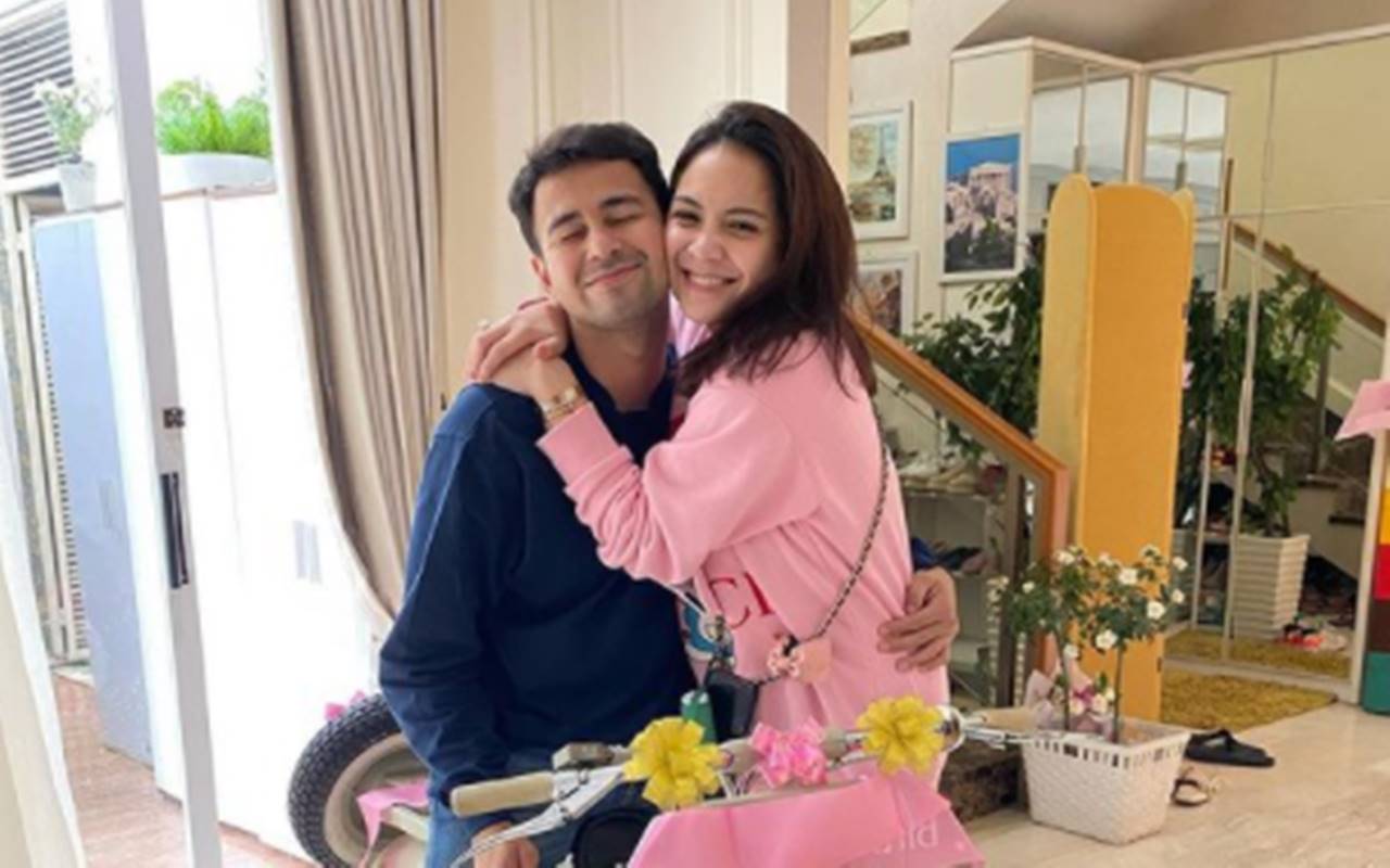 Raffi Ahmad dan Nagita Slavina Ziarah, Makam Sang Ayah Tuai Perhatian Gara-gara Ini