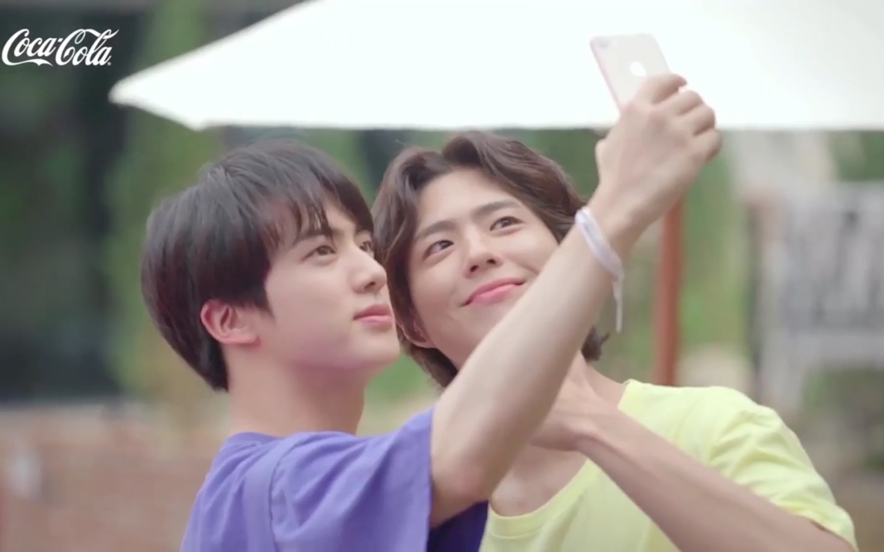 Jin BTS Pamer Selfie Bareng Park Bo Gum, Gantengnya Bukan Main