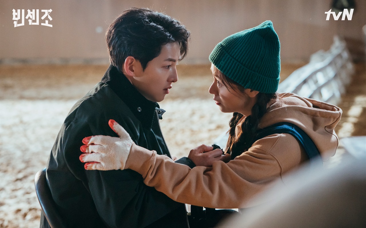 Adegan Ciuman Song Joong Ki dan Jeon Yeo Bin di 'Vincenzo' Mendadak Picu Perdebatan