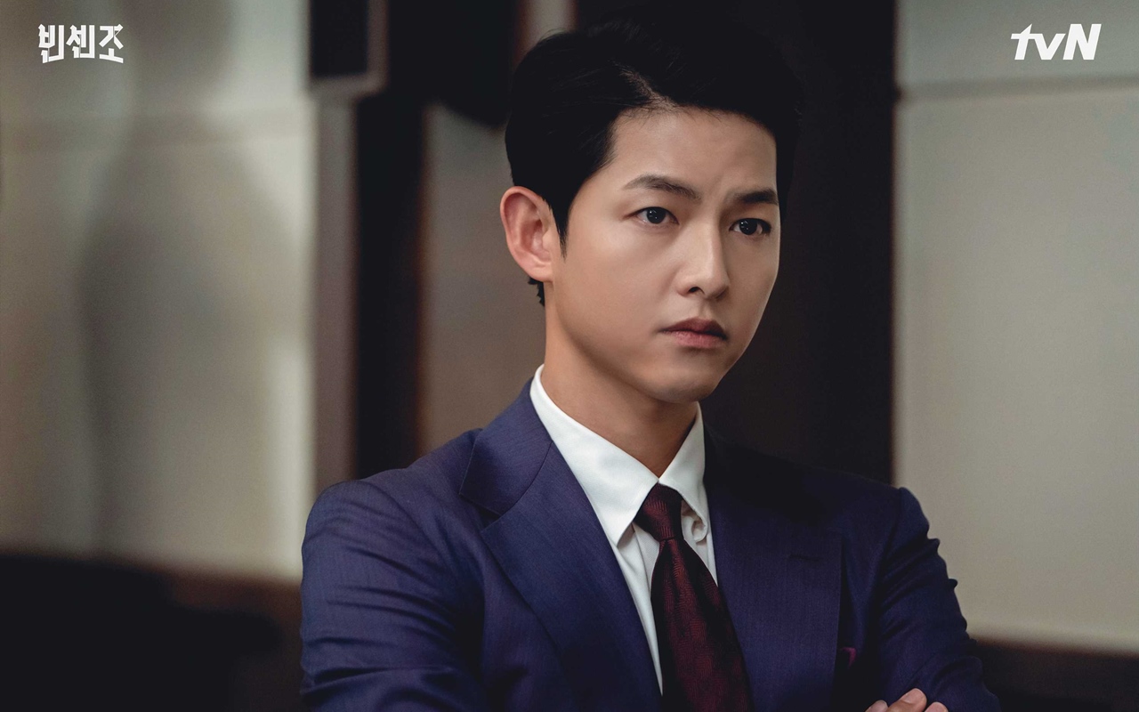 Song Joong Ki Pose Seksi Pakai Hanbok di Lokasi 'Vincenzo', Fans: Mulai Meresahkan