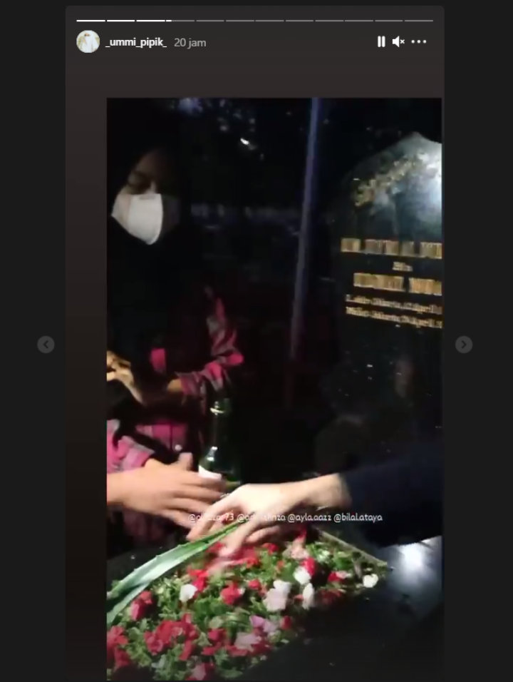 Sambut Ramadan, Pipik Dian Irawati Kunjungi Makam Jeffry Al Buchori Malam Hari