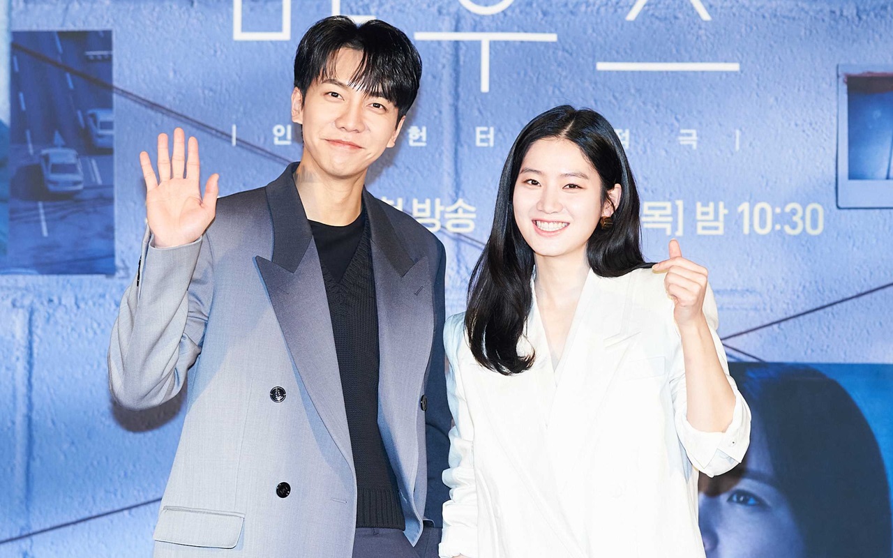 Park Ju Hyun Cubit Pipi Lee Seung Gi di Lokasi Syuting 'Mouse', Auto Bilang Imut