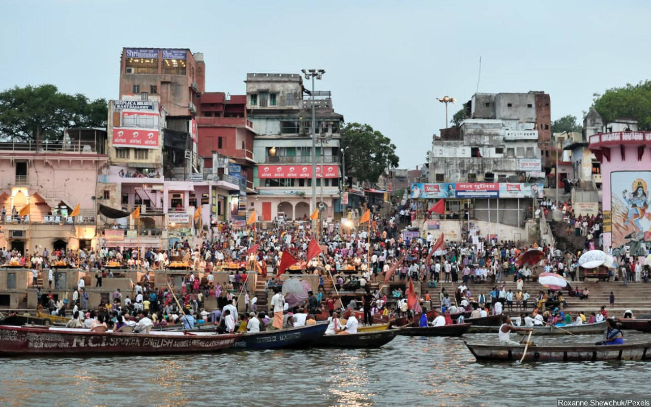 Ratusan Ribu Warga India Ritual Berendam Bareng di Sungai Gangga, Positif COVID-19 Pecah Rekor