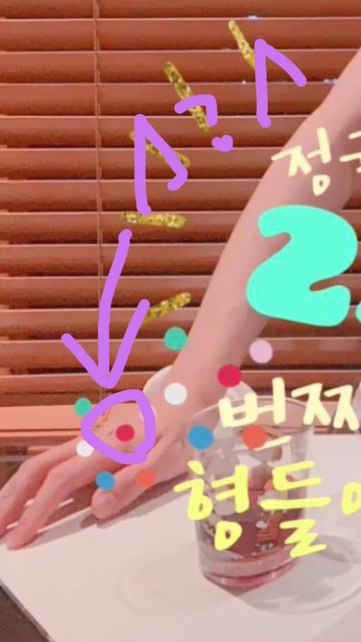 Jungkook BTS Beri Reaksi Tak Terduga Saat Dimintai Tanda Tangan 2