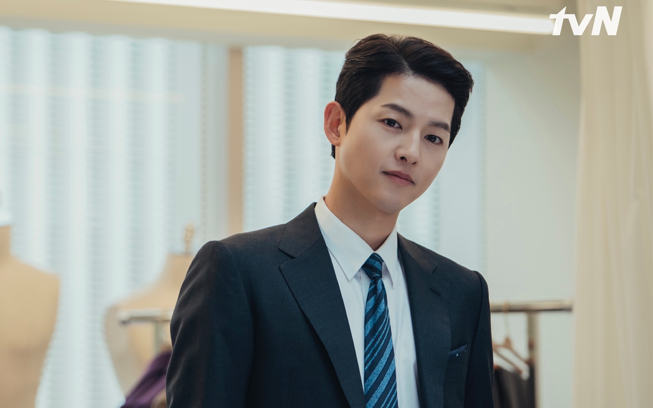 Song Joong Ki Posting Foto Serius di Lokasi 'Vincenzo', Fans Salah Fokus Bahas Jidat