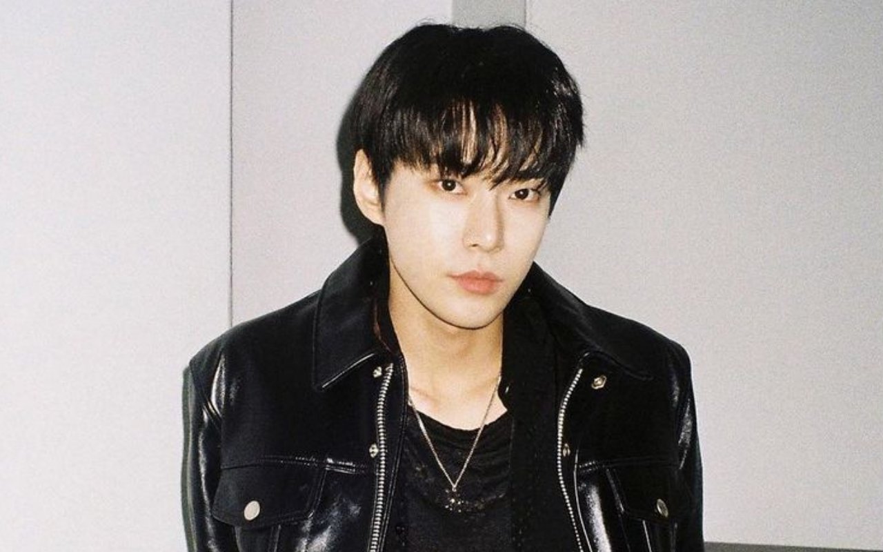 Doyoung NCT menggoda para penggemar dengan menunjukkan sedikit bagian dari outfit yang akan ia gunakan di teater musikal bertajuk 'Marie Antoinette' yang merupakan debutnya.