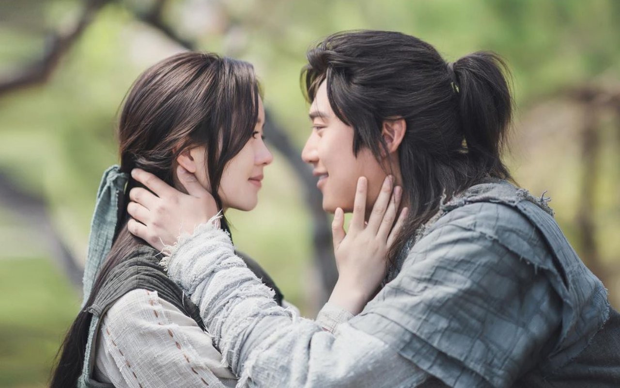 Kim So Hyun dan Na In Woo terlihat membagikan potret baru mereka di lokasi syuting 'River Where The Moon Rises' tepat di hari penayangan episode terakhir kemarin, Selasa (20/4).