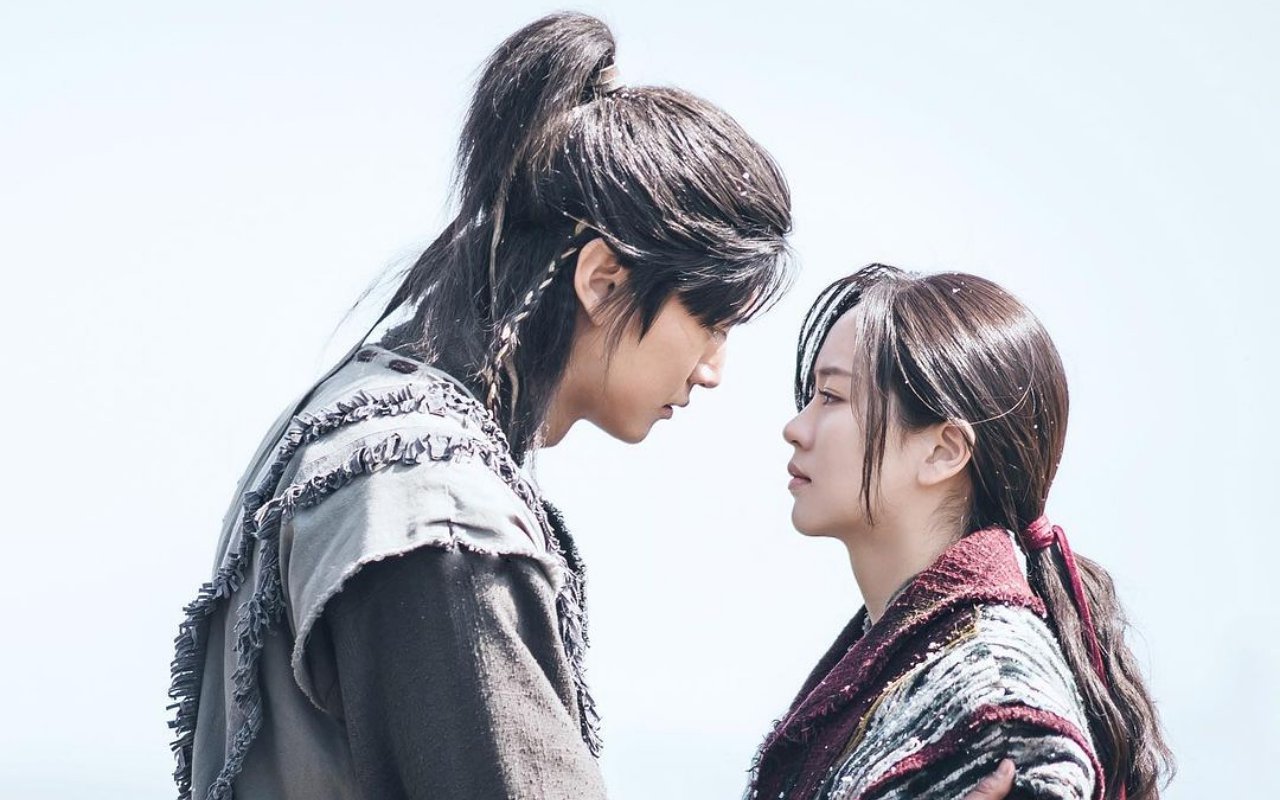 Sutradara drama 'River Where The Moon Rises' mengungkapkan rasa terima kasihnya kepada Kim So Hyun karena mau syuting ulang dengan aktor baru dan pinta Na In Woo lakukan ini.