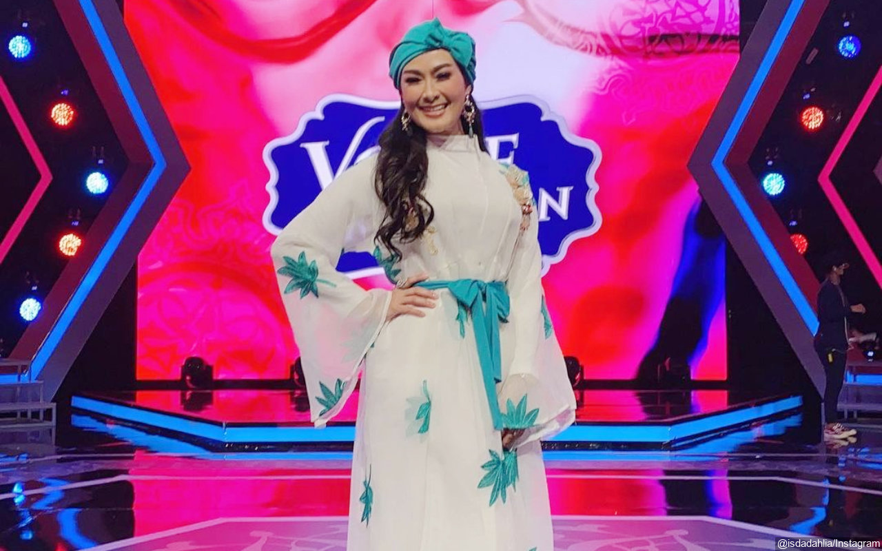 Demi Profesionalitas, Iis Dahlia Rela Kerokan Di Lokasi Syuting