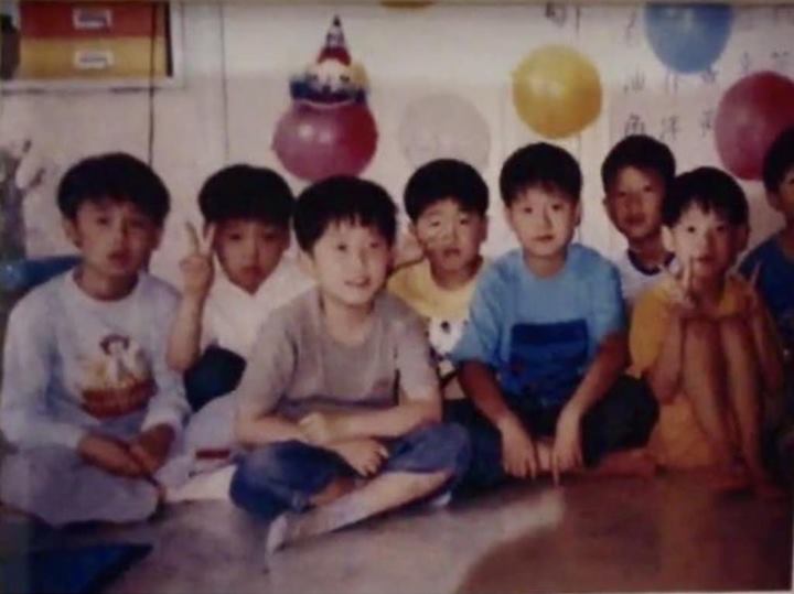 Doyoung ikut mengabadikan momen denga Gong Myung dan teman-teman sebaya sang kakak