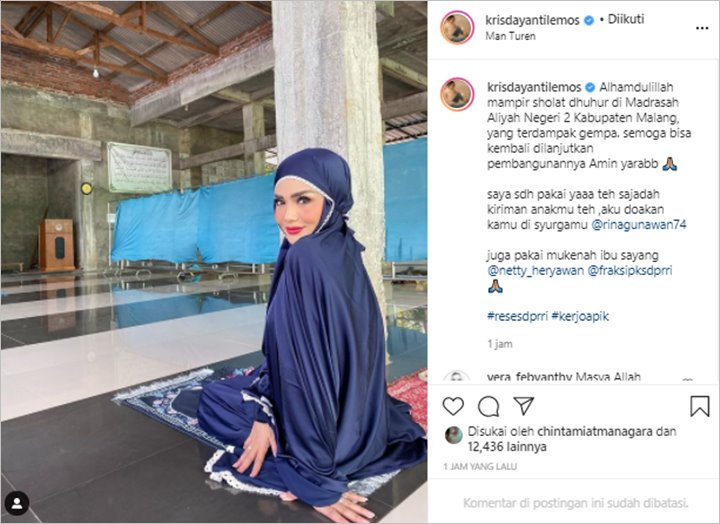 Krisdayanti Pamer Salat Duhur di daerah Terdampak Gempa, Riasan Tetap