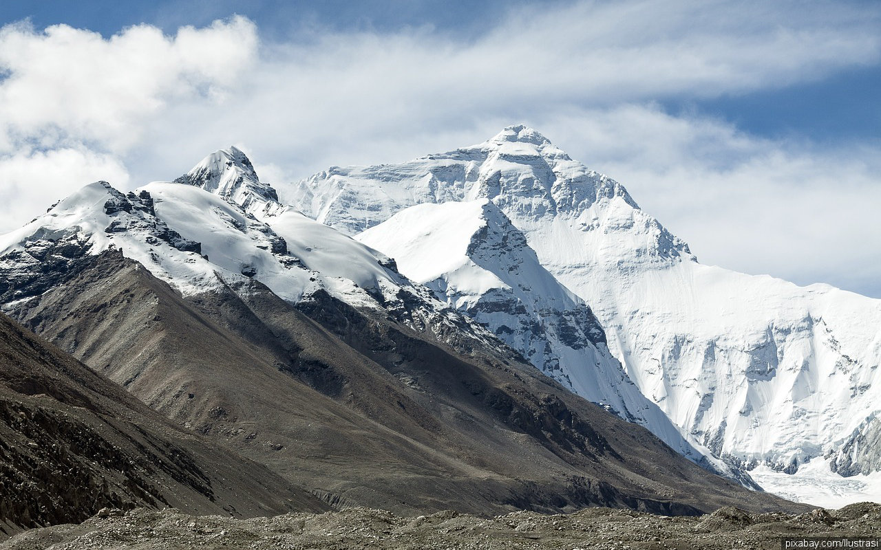COVID-19 Capai Gunung Everest, Pendaki Positif Corona Dievakuasi Pakai Helikopter
