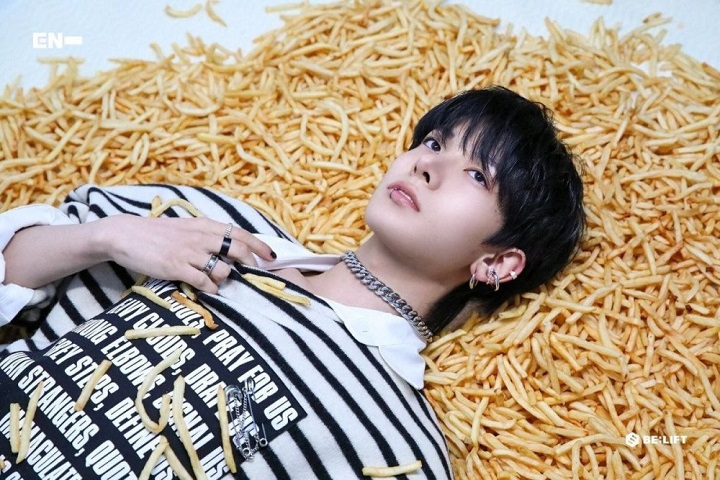 Heesung ENHYPEN Jadi Bahan Gosip Gara-Gara Foto Konsep dengan Properti \'Aneh\' Ini