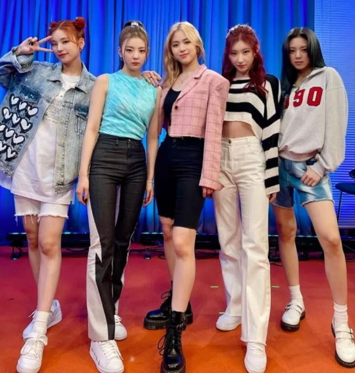 Outfit Itzy Nabrak Nabrak Stylist Dikritik Habis Habisan