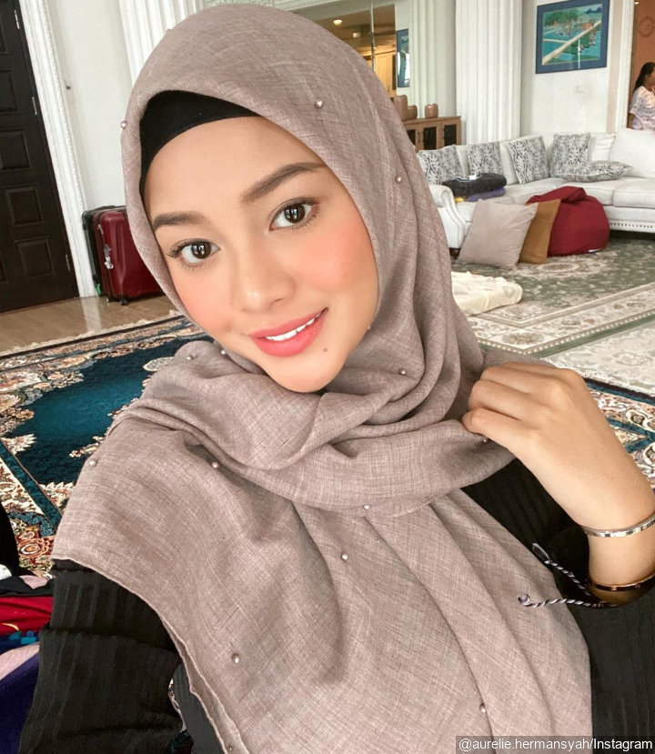 Aurel Tampil Kasual Dengan Hijab Segi Empat