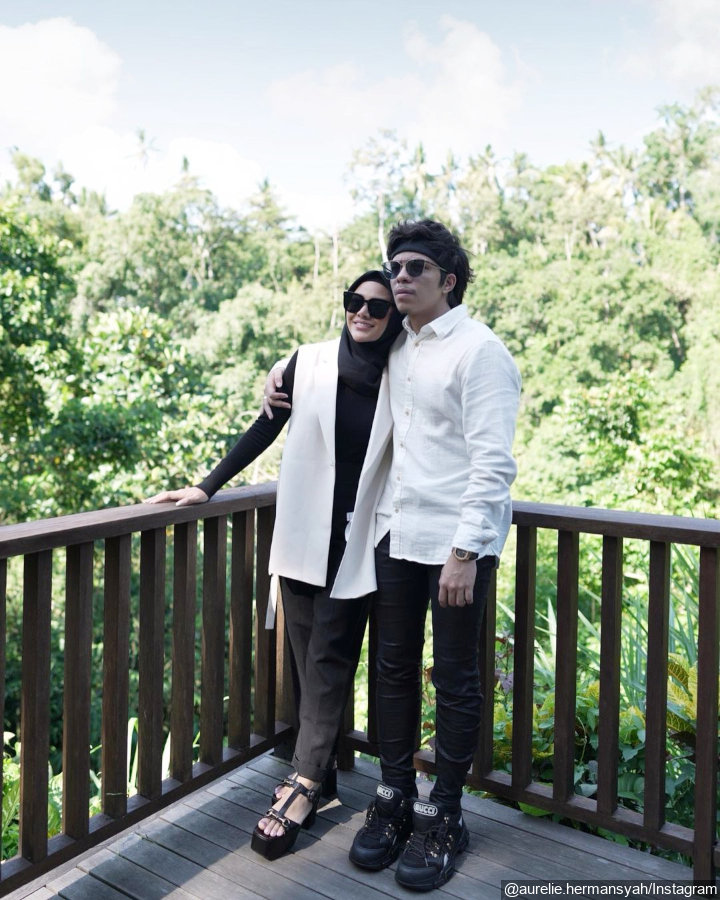 Aurel Dengan Style Monokrom Kompakan Bareng Suami