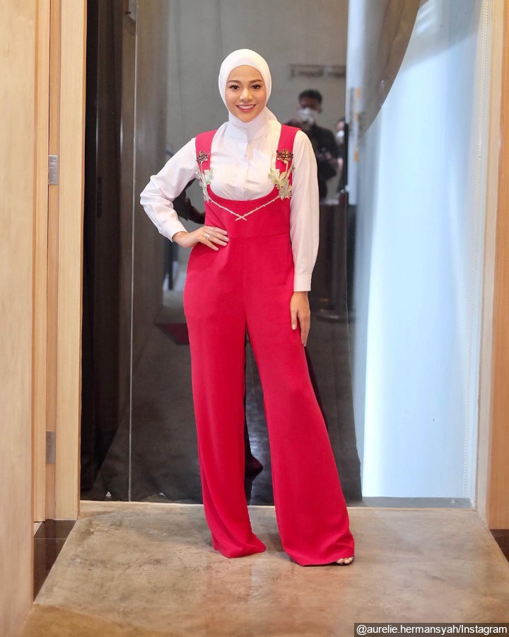  Aurel Tampil Modis dan Colorful Dengan Jumsuit Merah