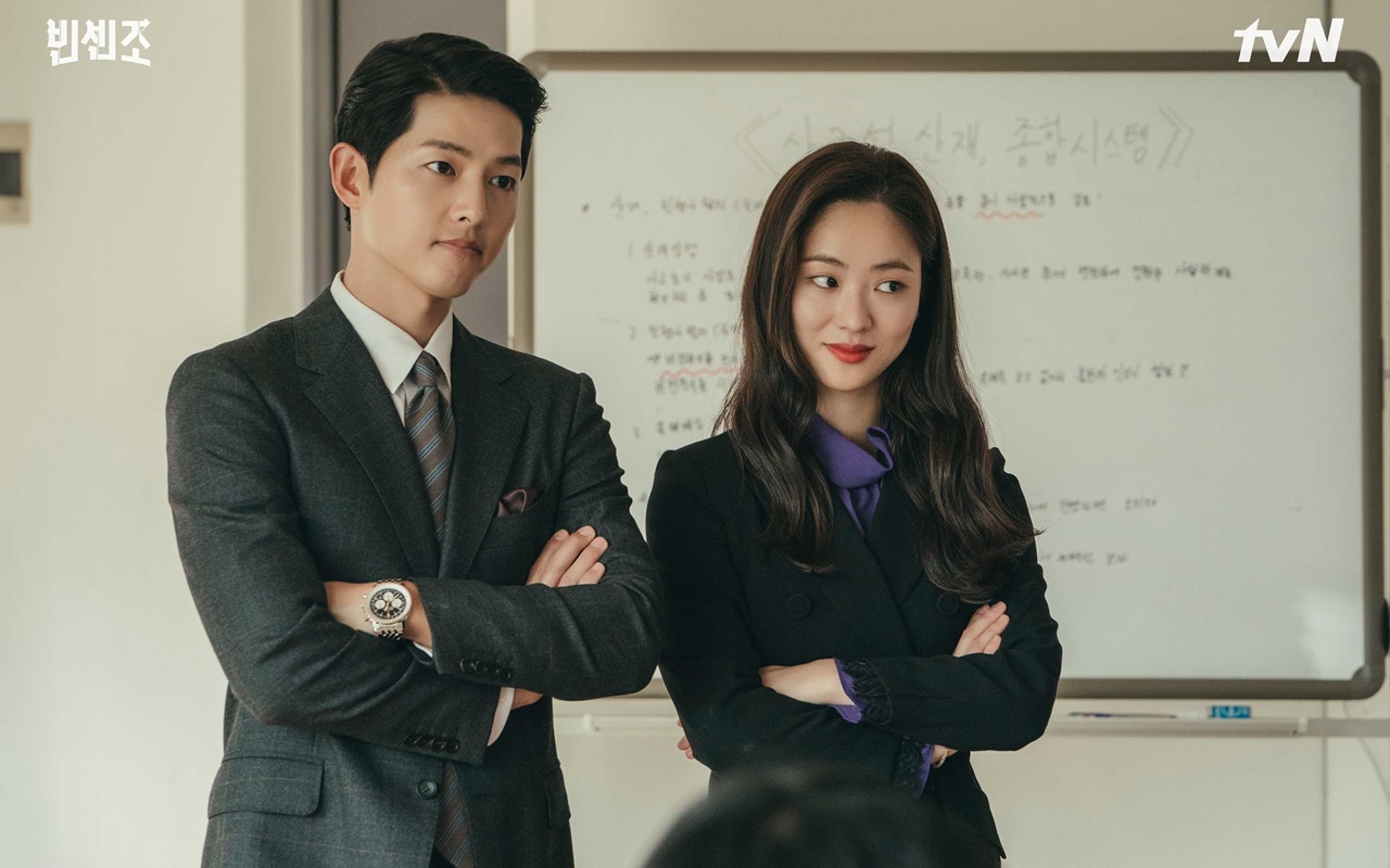 Song Joong Ki Pose Mangap di Lokasi 'Vincenzo', Kocaknya Digoda Ketularan Jeon Yeo Bin