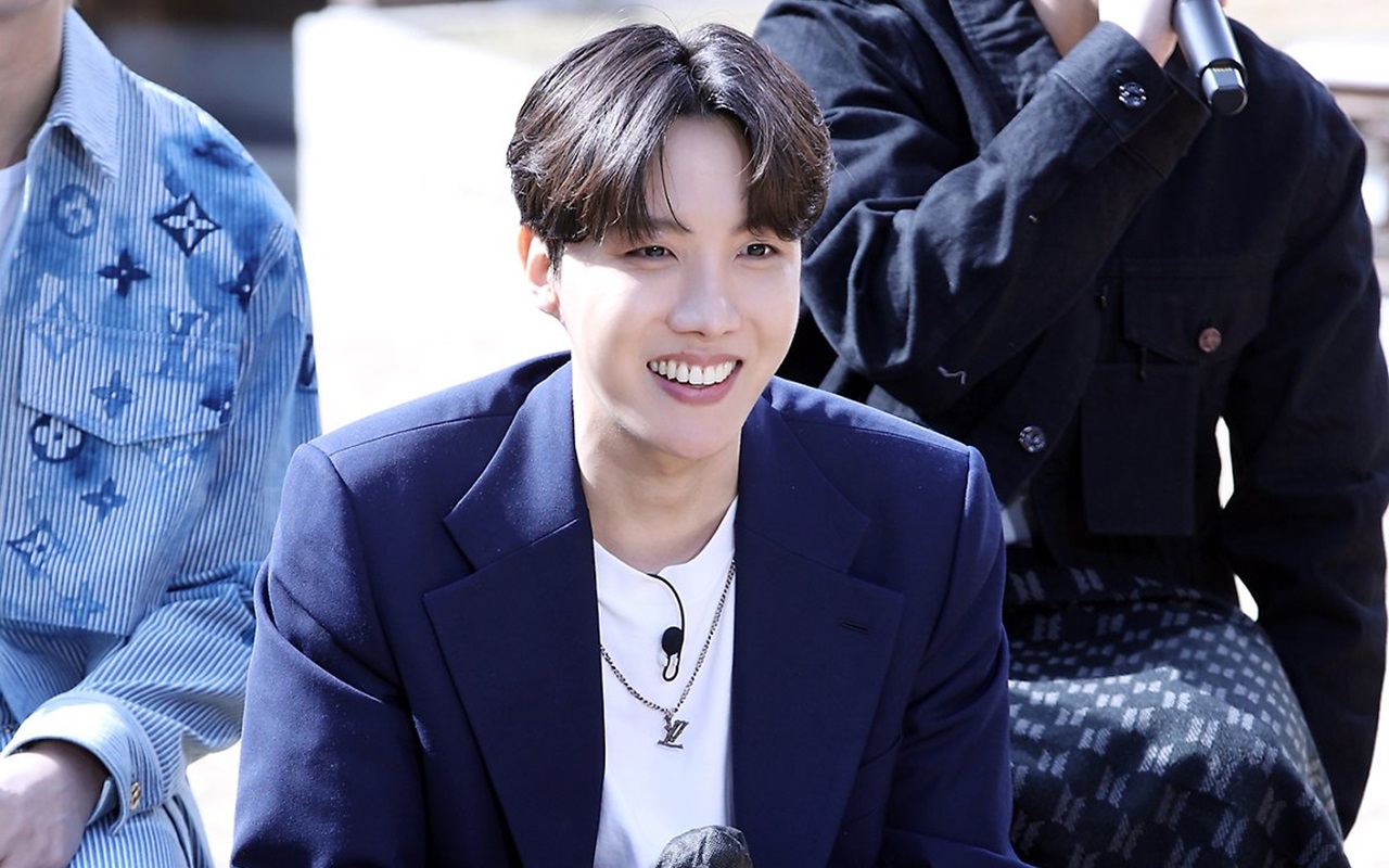 J-Hope BTS Semringah di Pernikahan Kakaknya, Penampilan Beda Kejutkan Netizen