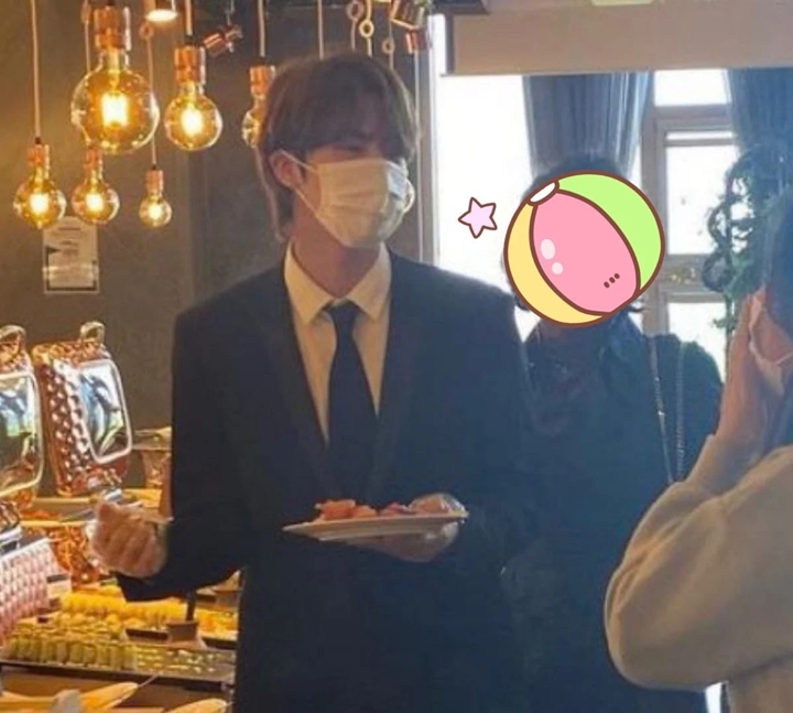 Jin BTS Bikin Tamu Kondangan Kakak J-Hope Kaget Setengah Mati 1